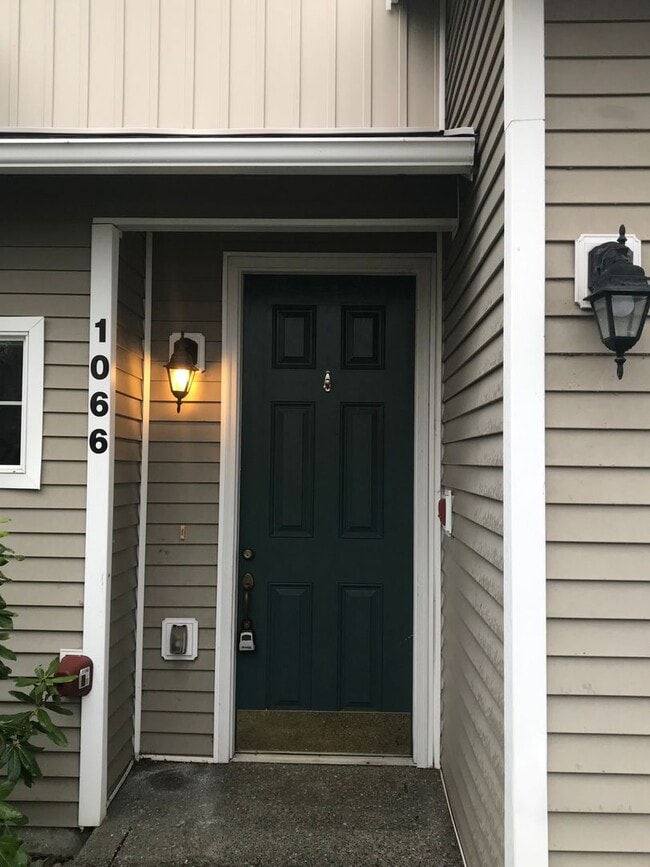 Photo - 4 Bed 3 Bath Gated Townhome Near Maplewood Golf