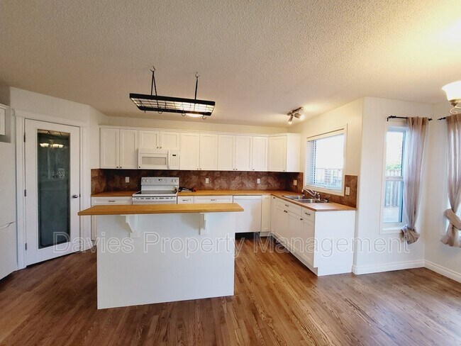 Photo - 163 Cote Crescent NW