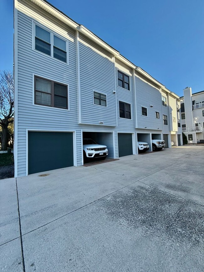 3BD/2.5 Bath End Unit Condo One Block from... - 3BD/2.5 Bath End Unit Condo One Block from...