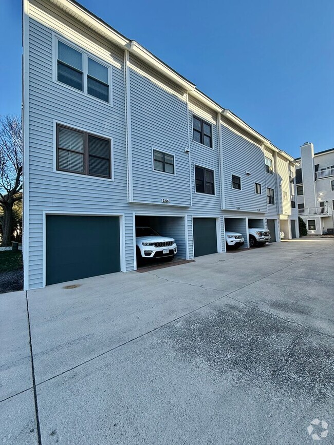 Building Photo - 3BD/2.5 Bath End Unit Condo One Block from...