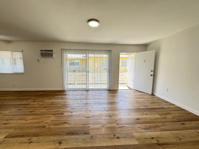 Photo - 14443 Dickens St