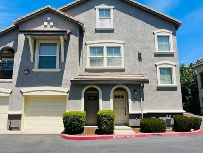 Building Photo - Beautiful Tri-Level Condominium in Gated Elk Grove Community!