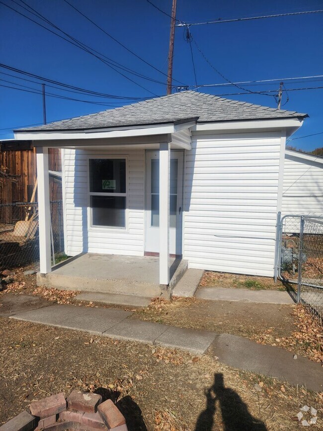 Building Photo - Little House