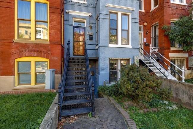 Building Photo - 2025 11th St NW Unit B