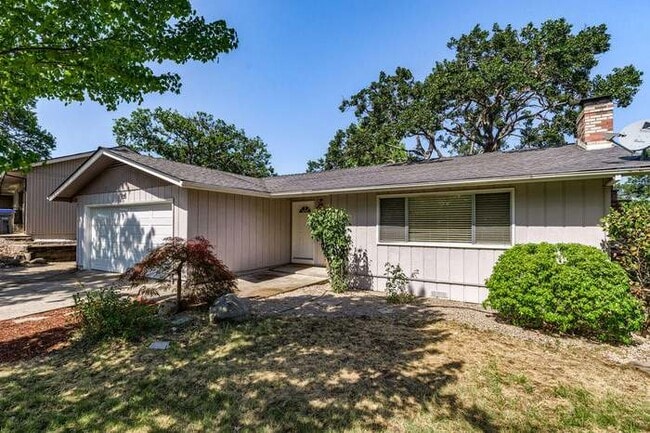 Photo - 735 Oak Knoll Dr