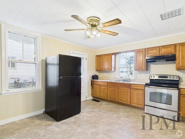 Building Photo - Available Now - 3 Bedrooms Home Located in...