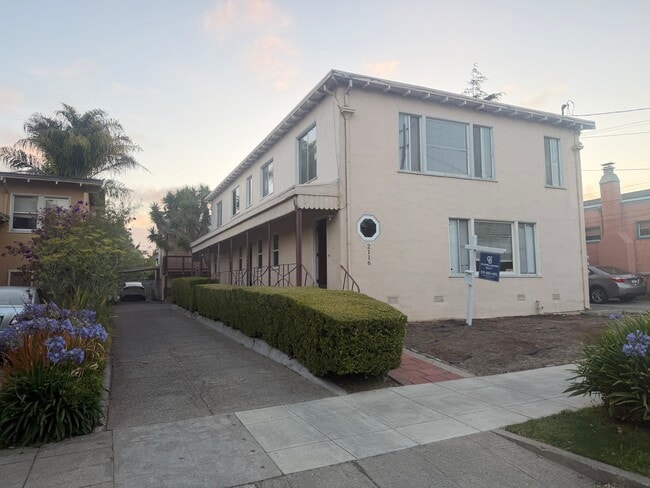 Building Photo - 2116 California St Unit B