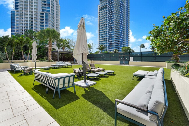 Photo - 300 S Pointe Dr Unit 405