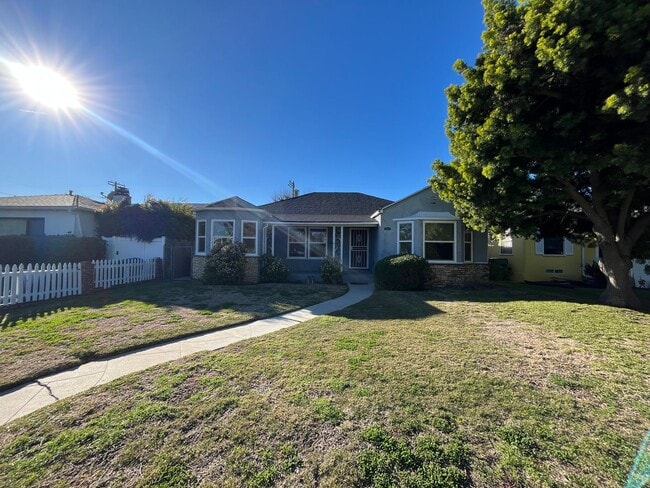 Building Photo - Spacious 2+2 home w/extra storage, upgrades + backyard!