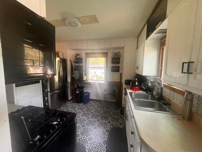 Photo - 2949 York Ave N