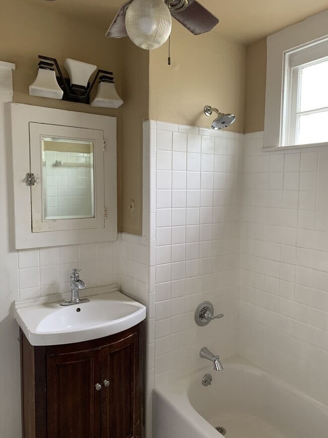 Photo - STRAIGHTlvr1010a Unit A