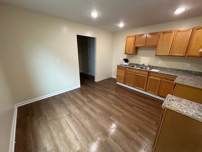 Photo - 221 Warren St