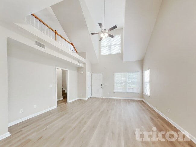 Photo - 142 Lyndhurst Dr