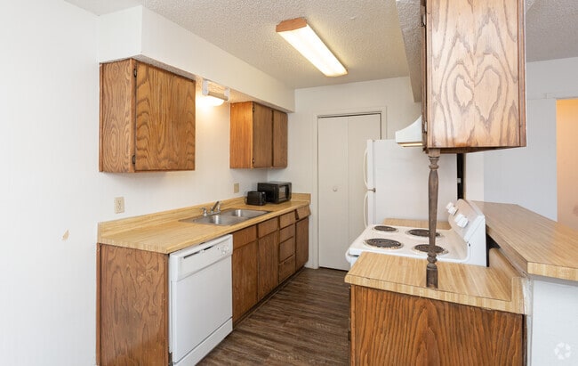 2 habitaciones, 1,5 baños - 1400 pies cuadrados - Marvin Gardens Apartments