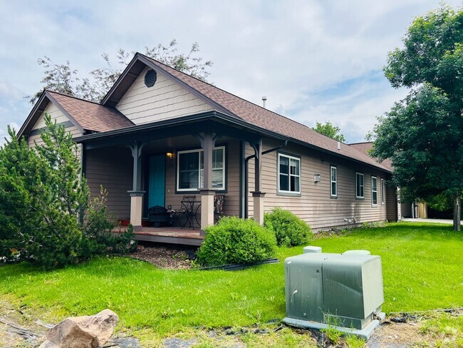 Building Photo - Centrally Located - 3 Bed - 2 Bath - Fence... Rental