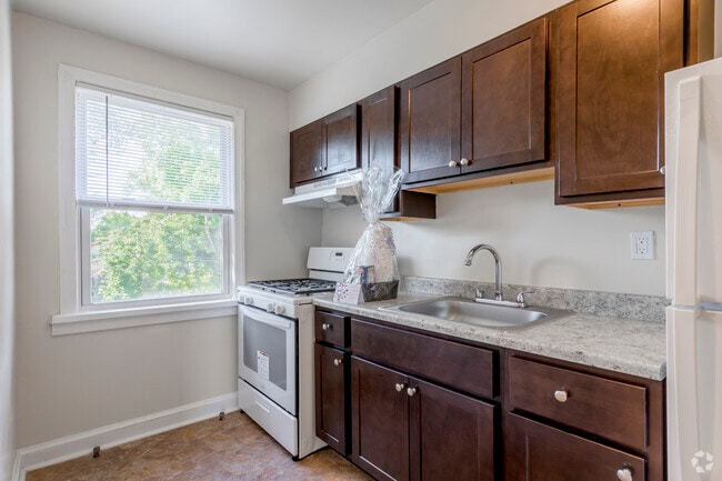 1 BR, 1 BA - 600 SF - Garfield Court Apartments