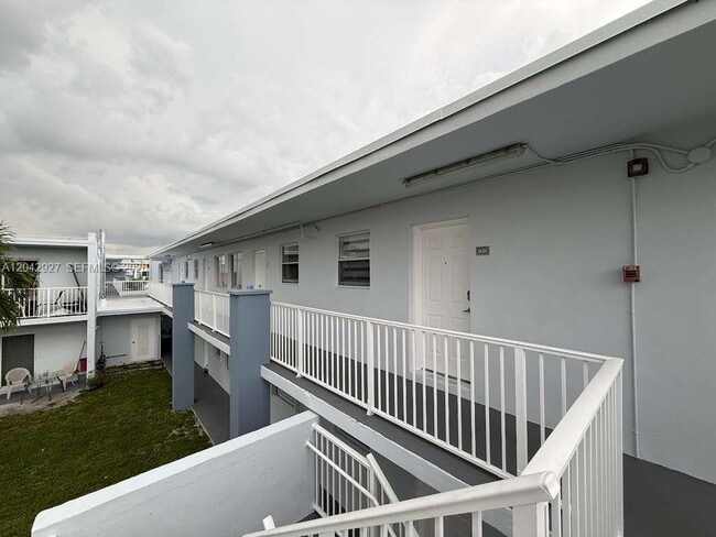 Building Photo - 1255 W 49th Pl Unit H202