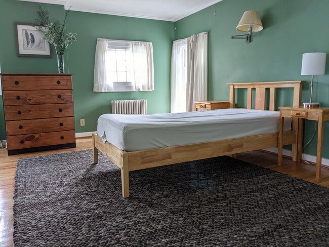 Queen luxury hybrid memory foam mattress - 27 Howard St Unit Green Room + Tan Bath