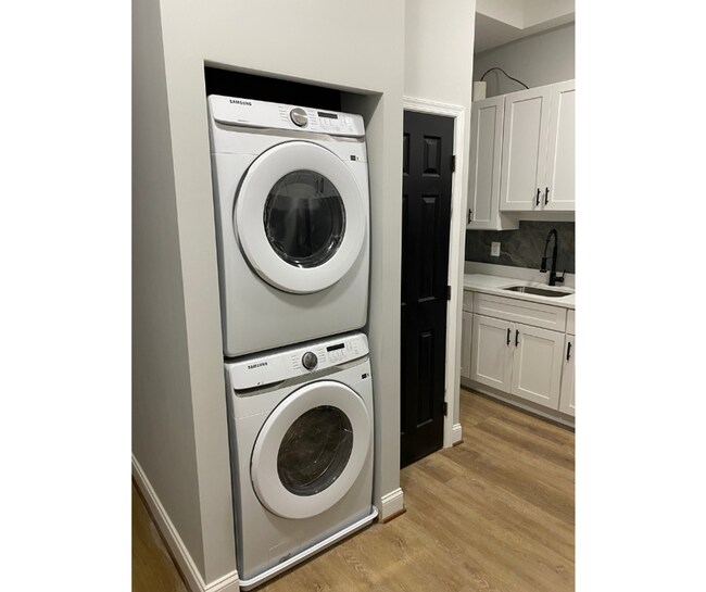 Photo - 2326 McCulloh St Unidad F  W/Bath Available $850 F  Private Bath