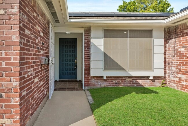 Photo - 8818 Edgemoor Dr