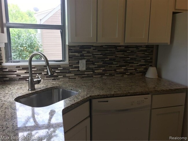 Photo - 23140 Orchard Lake Rd