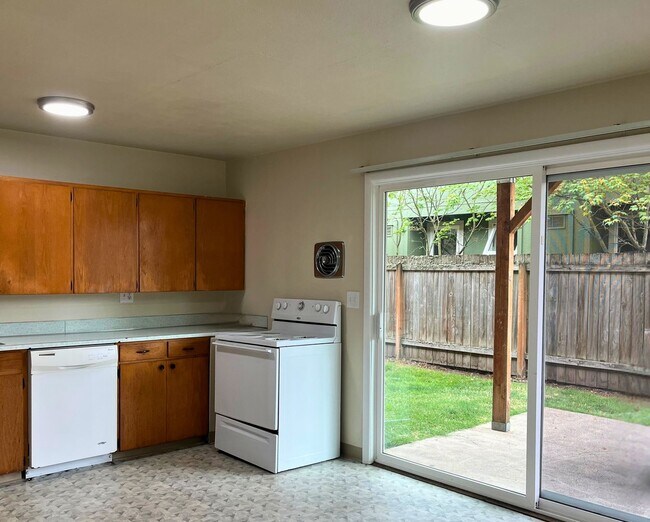 1671 Ferry St Unit 10
