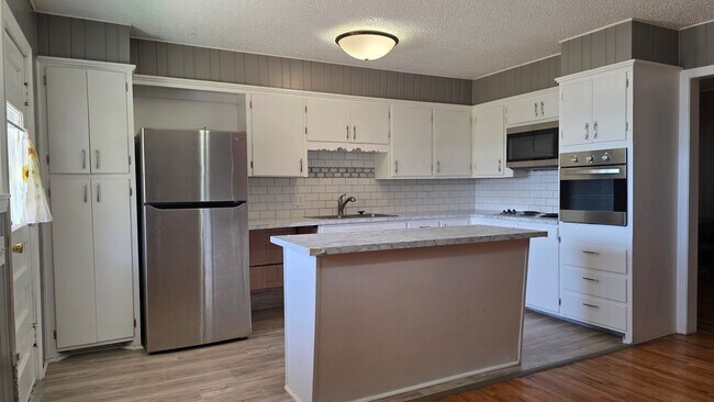 Photo - FOR LEASE - Spacious 3/1.5/1 - MINUTES FROM CAMPUS