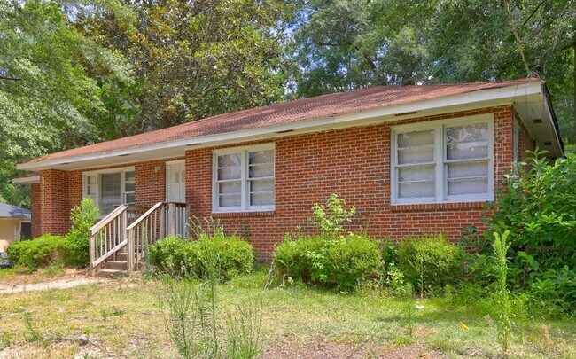 Building Photo - 2006 Pine Hill Dr