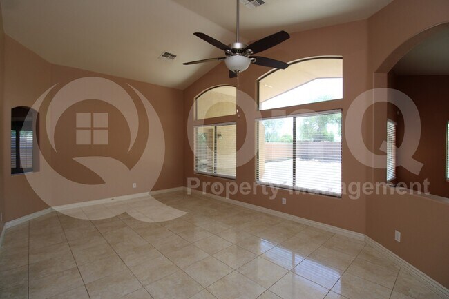 Photo - 653 W Dexter Way