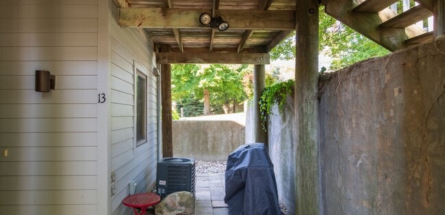 Photo - 230 Oak St Unit 13 Good Vibes on River