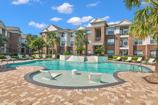 Piscina estilo resort al aire libre en Madison on the Meadow Apartments en Stafford, TX 77477 - Madison on the Meadow