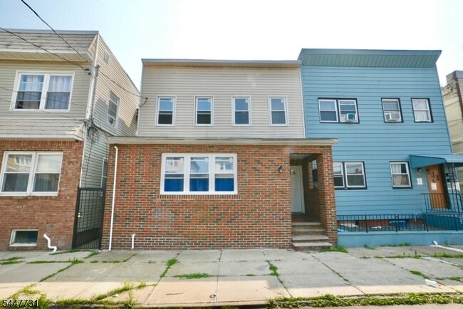Building Photo - 210 Sandford Ave Unit 2