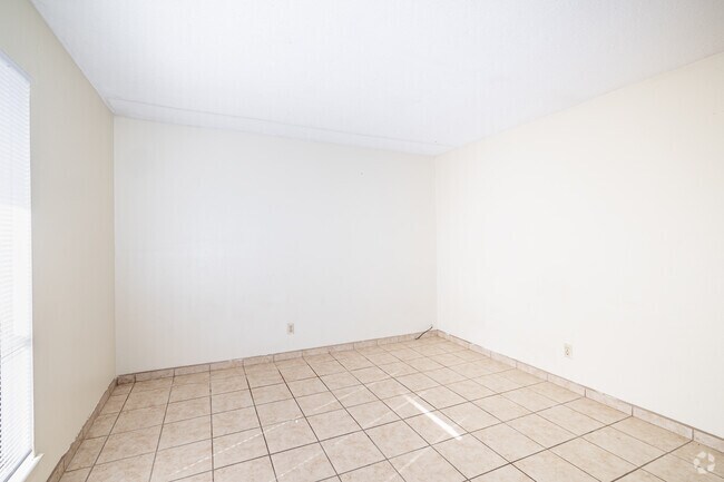 2BR, 1BA - 750SF - Entrance