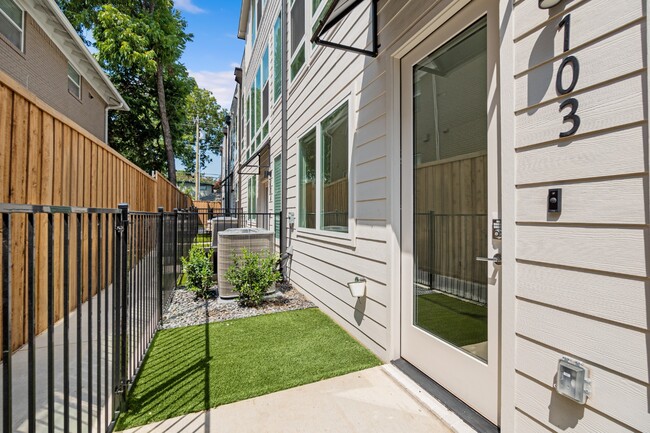 Photo - 1 bedroom with office and yard in beautiful Lakewood!