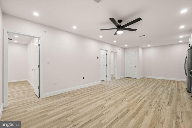 Building Photo - 437 W Girard Ave Unit 4