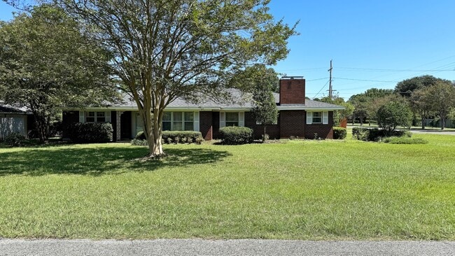 Photo - 500 Chickasaw Dr House