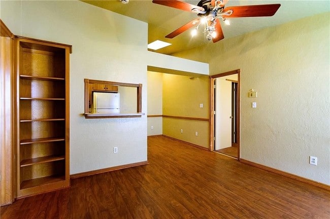 Building Photo - 1000 Rambling Oaks Dr Rental