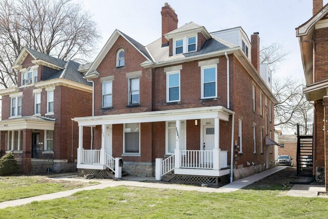 Building Photo - 1659 Summit St Unit 1661