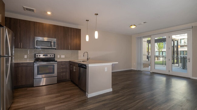 Cocina y sala de estar con pisos de superficie dura - The Den