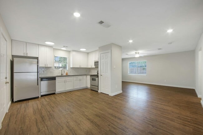 Photo - 1820 Pine Village Dr