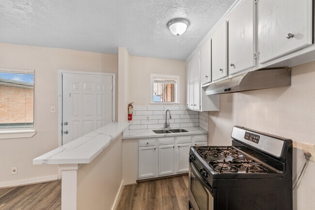 Photo - 4811 Oakland St