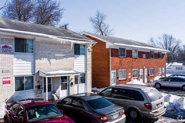 Unit Entrances and Parking - 5664 Harschel Dr