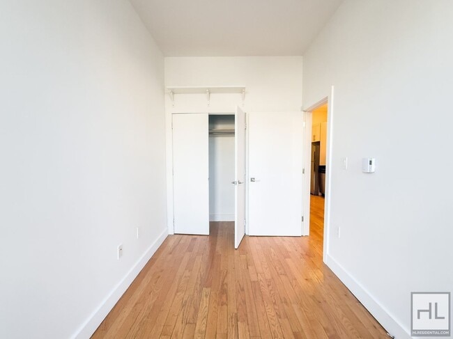 Photo - NO FEE / SUMMERFIELD STREET / Spacious 3-Bed 1-Bath / Bushwick and Ridgewood Border Unidad 1L
