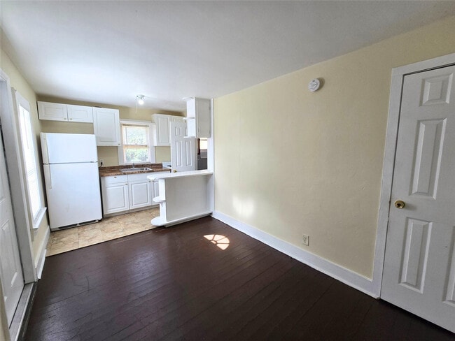 Building Photo - 4341 Pinewood Ave Unit 4341