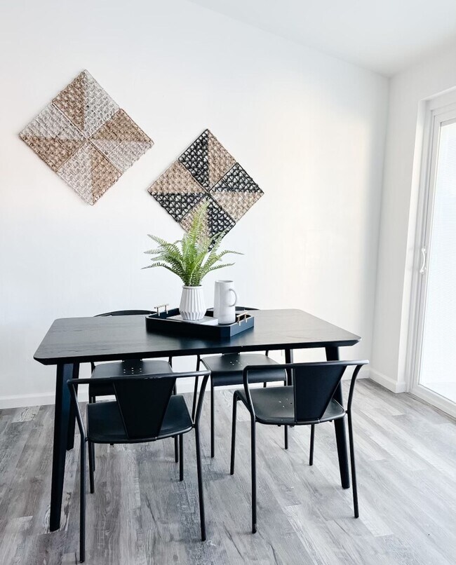 Photo - **First Month Free** Unidad 2559