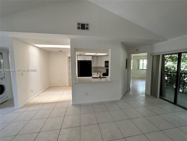 Building Photo - 9607 SW 138th Ave Unit TC2R