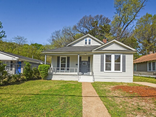 UPDATED AND DARLING 3 bed, 1 bath home nea... - UPDATED AND DARLING 3 bed, 1 bath home nea...