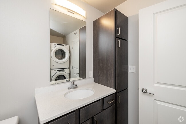 1BR, 1BA - 626SF - Bathroom