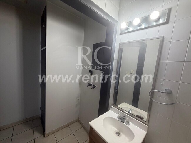 912.5 James Pl