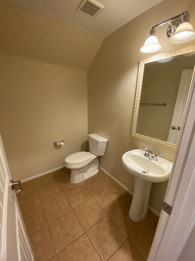 Photo - Beautiful 3 bed/2.5 bath home located in H...